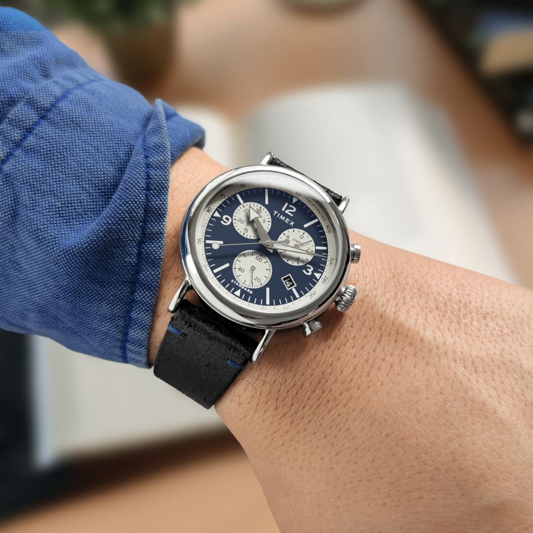 Zegarek Timex z cyframi arabskimi na niebiesko-kremowej tarczy w okrągłej kopercie w odcieniu srebra