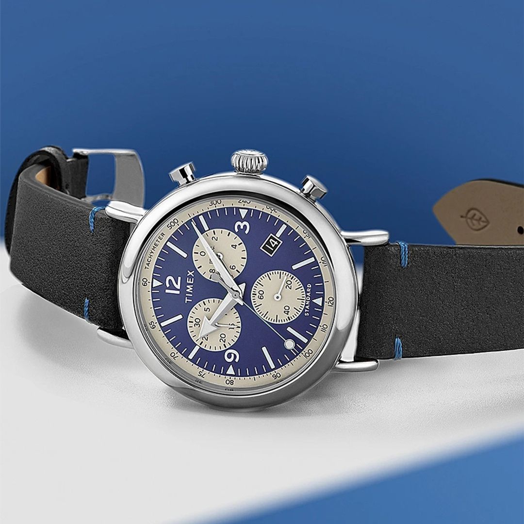 Zegarek Timex z niebiesko-kremową tarczą oraz jasnymi indeksami i datownikiem