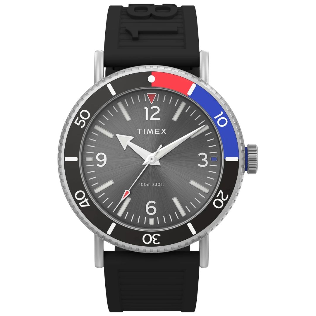 Zegarek Timex z szarą tarczą ze szlifem słonecznym oraz jasnymi indeksami i bezelem w odcieniu czarnym-czerwonym-niebieskim