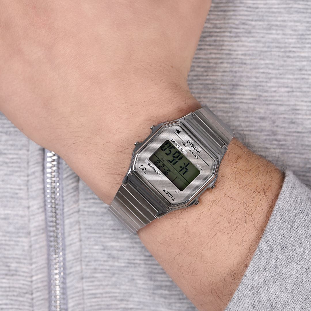Zegarek cyfrowy Timex z masywną, ośmiokątną kopertą w srebrnym kolorze na masywnej, stalowej bransolecie