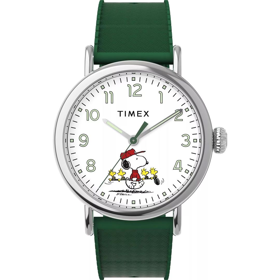 Zegarek Timex z białą tarczą z grafiką Snoopy-ego oraz okrągłą kopertą na zielonym pasku