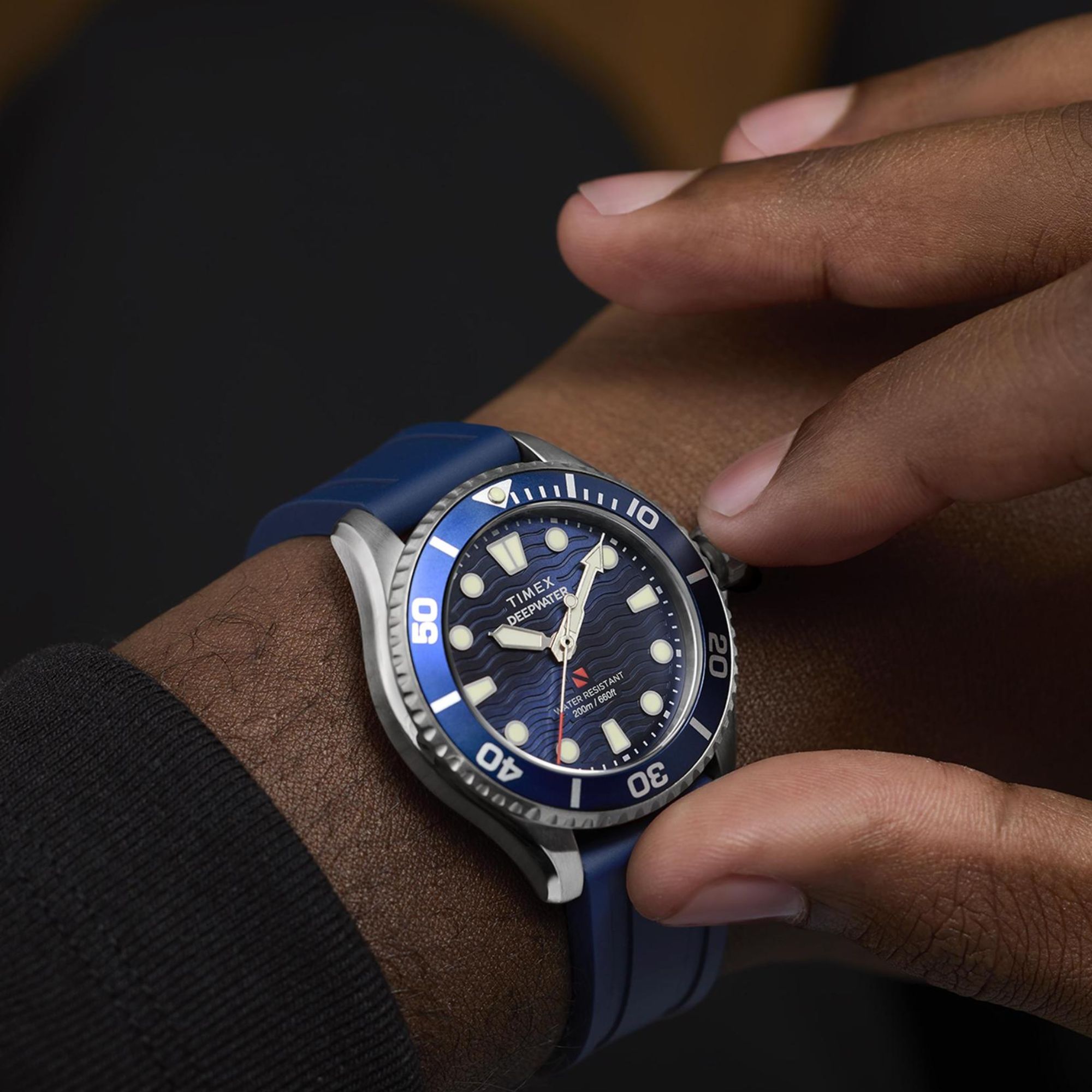 Tarcza Timex Deepwater Meridian 200 TW2Y40300 na nadgarstku
