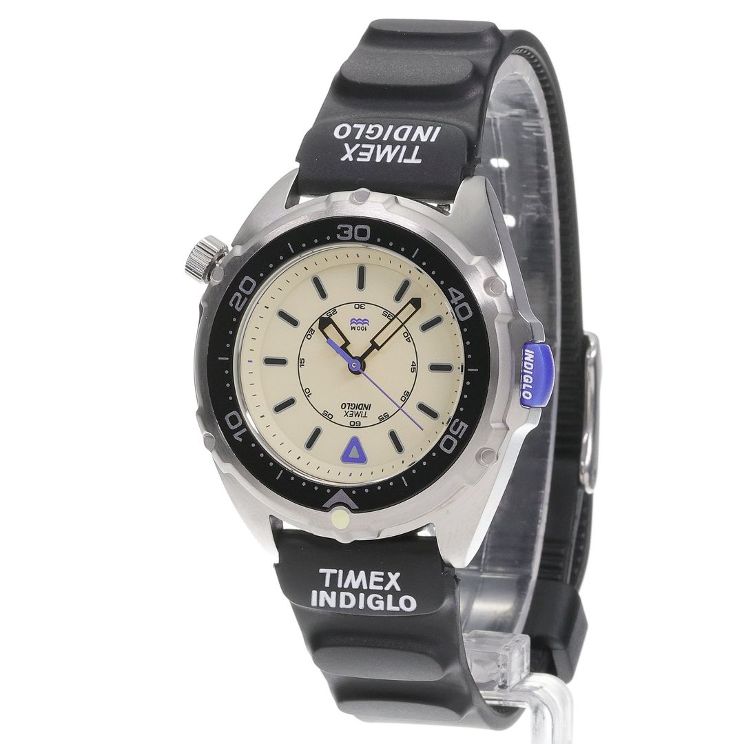 Zegarek sportowy Timex z kremową tarczą, ciemnymi indeksami i wskazówkami oraz fioletowymi detalami