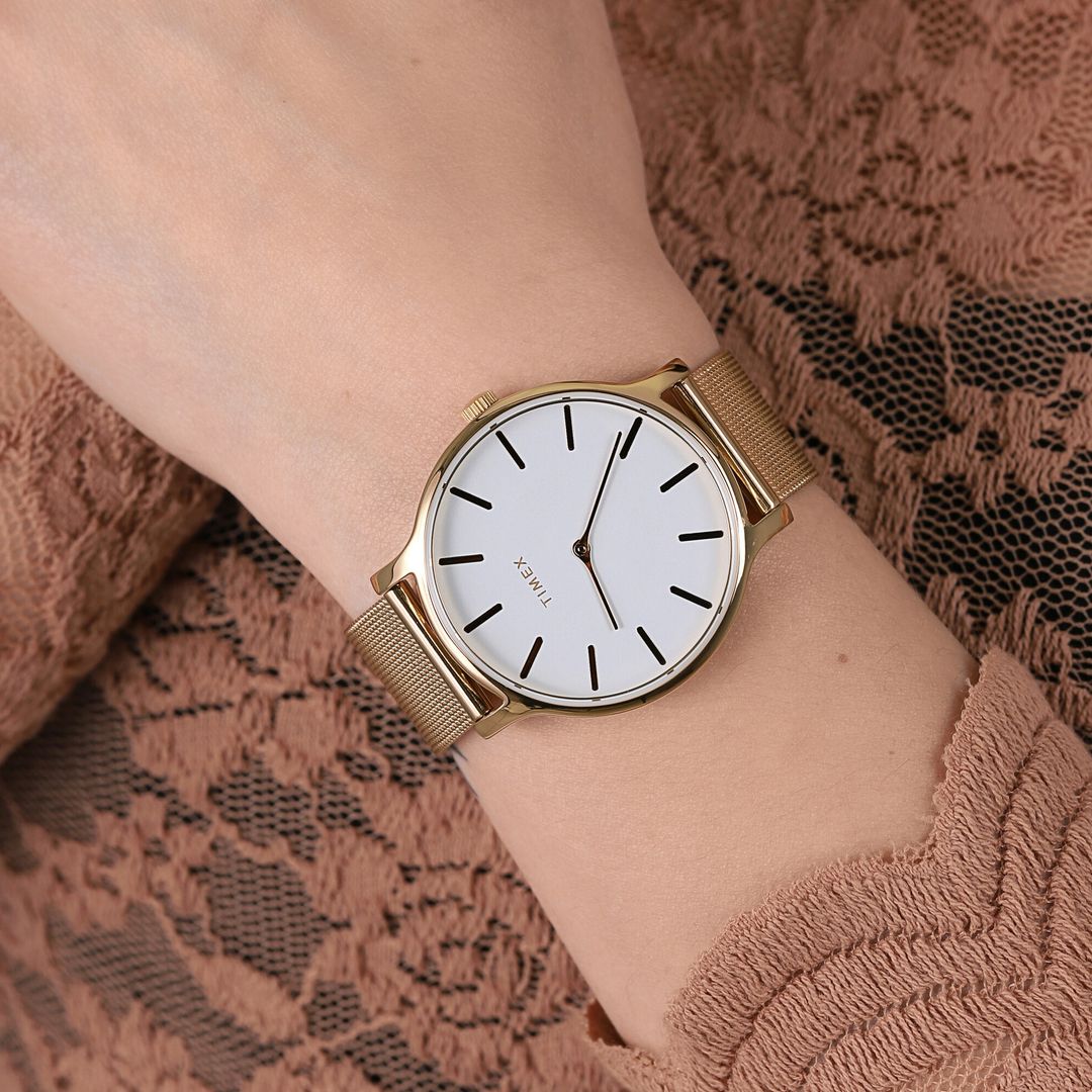 Zegarek damski Timex z białą tarczą oraz indeksami i wskazówkami w złotym kolorze