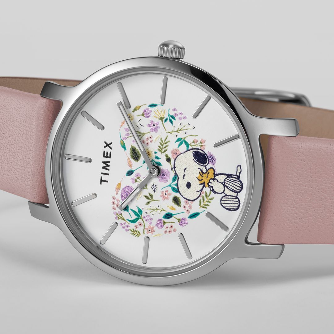 Zegarek Timex z białą tarczą z motywem serca z kwiatów oraz Snoopy'm w okrągłęj kopercie w srebrnym kolorze