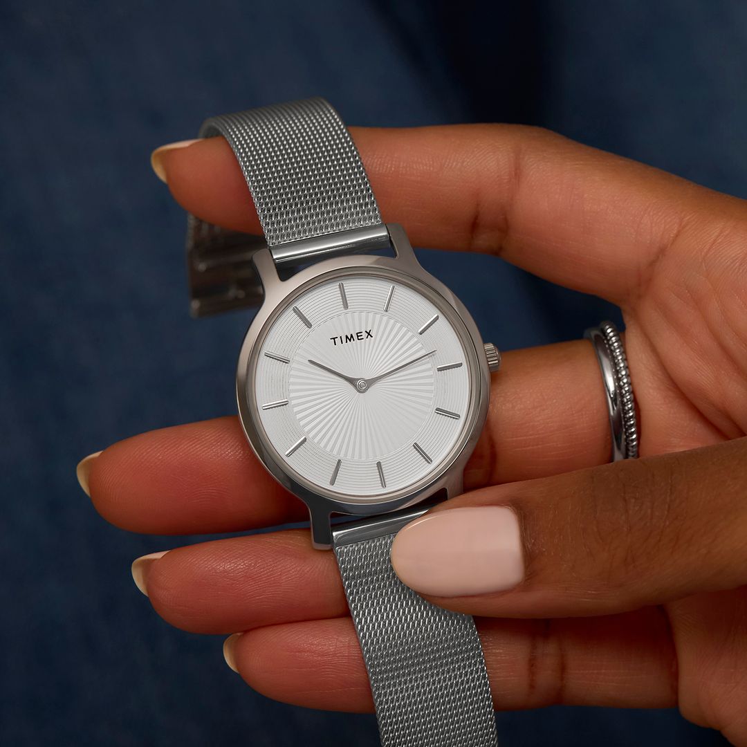 Zegarek damski Timex z okrągła, stalową kopertą i białą tarczą z falistym wzorem