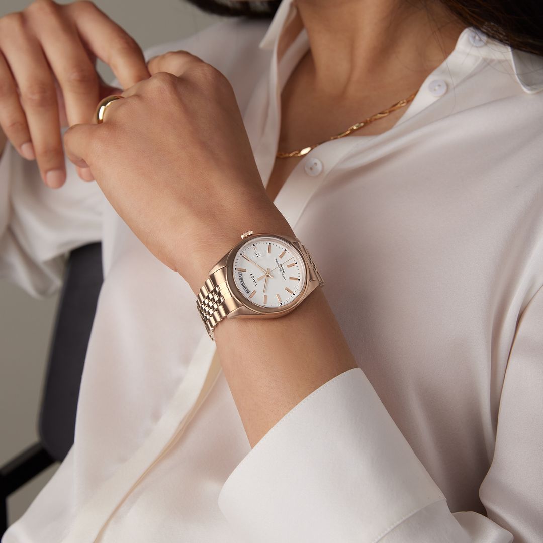 Zegarek damski Timex z białą tarczą z indekasmi i wskazówkami w kolorze różowego złota