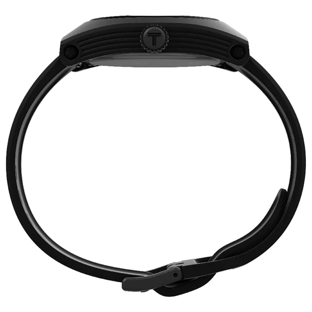 Zegarek Timex z masywną, czarną kopertą na czarnym pasku z ekologicznego materiału