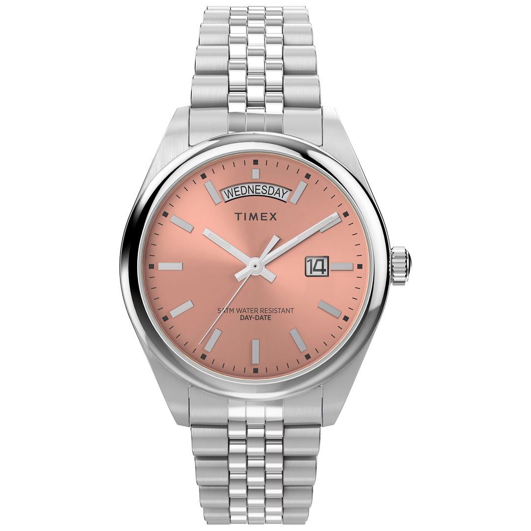 Zegarek Timex z zaokrągloną kopertą i tarczą w kolorze łososiowym z indeksami i wskazówkami w srebrnym odcieniu