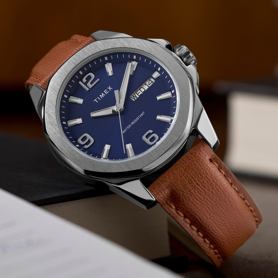Zegarek męski Timex z granatową tarczą oraz masą luminescencyjną na indeksach i wskazówkach