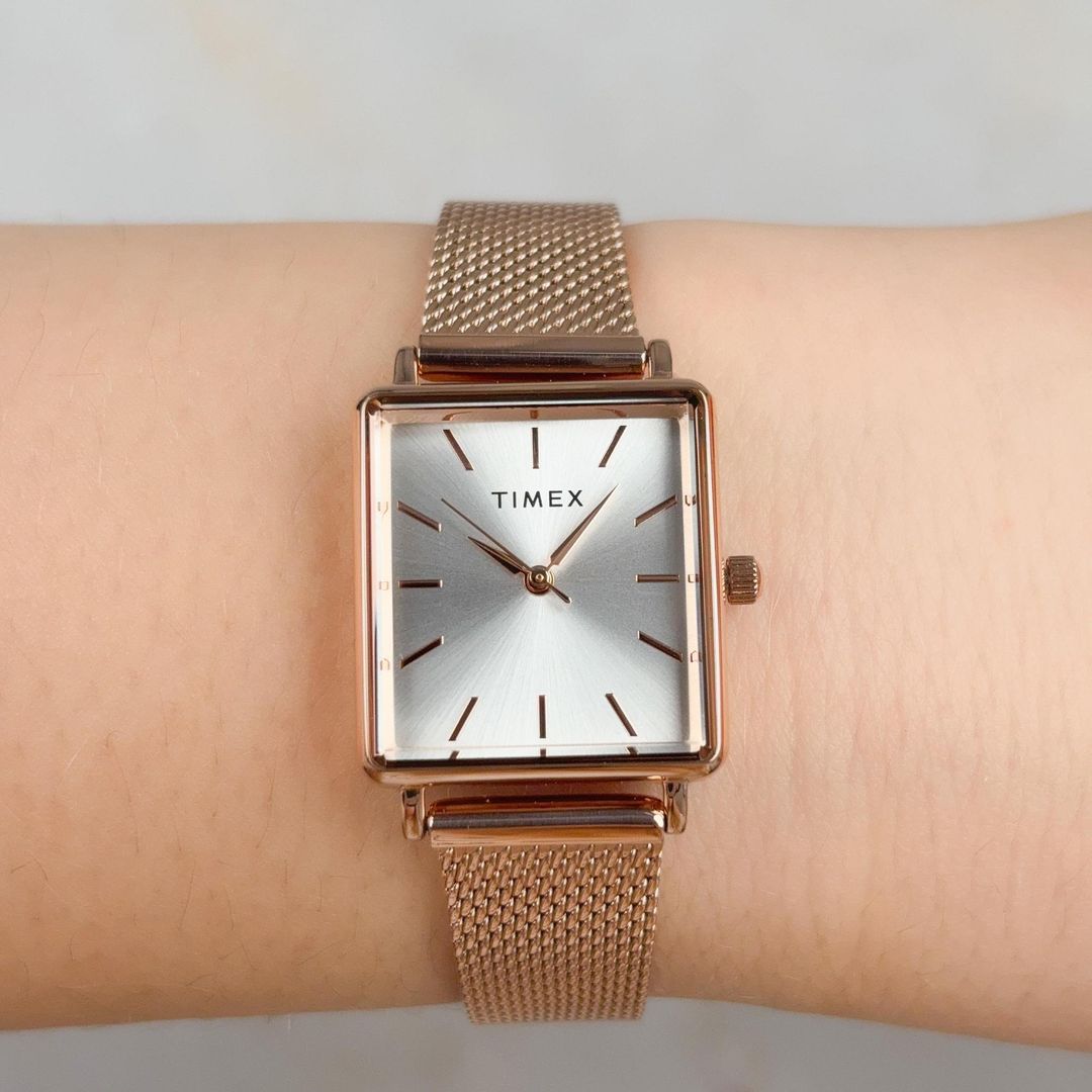 Zegarek damski Timex z tarczą w kolorze srebra ze szlifem słonecznym w kopercie w odcieniu różowego złota