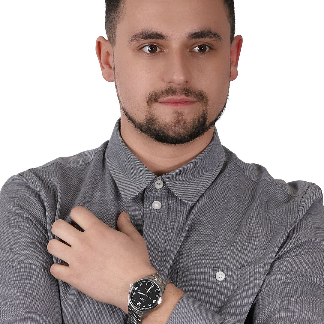 Zegarek Timex z czarną tarczą z wyraźnymi cyframi arabskimi w stalowej, okrągłej kopercie na stalowej bransolecie