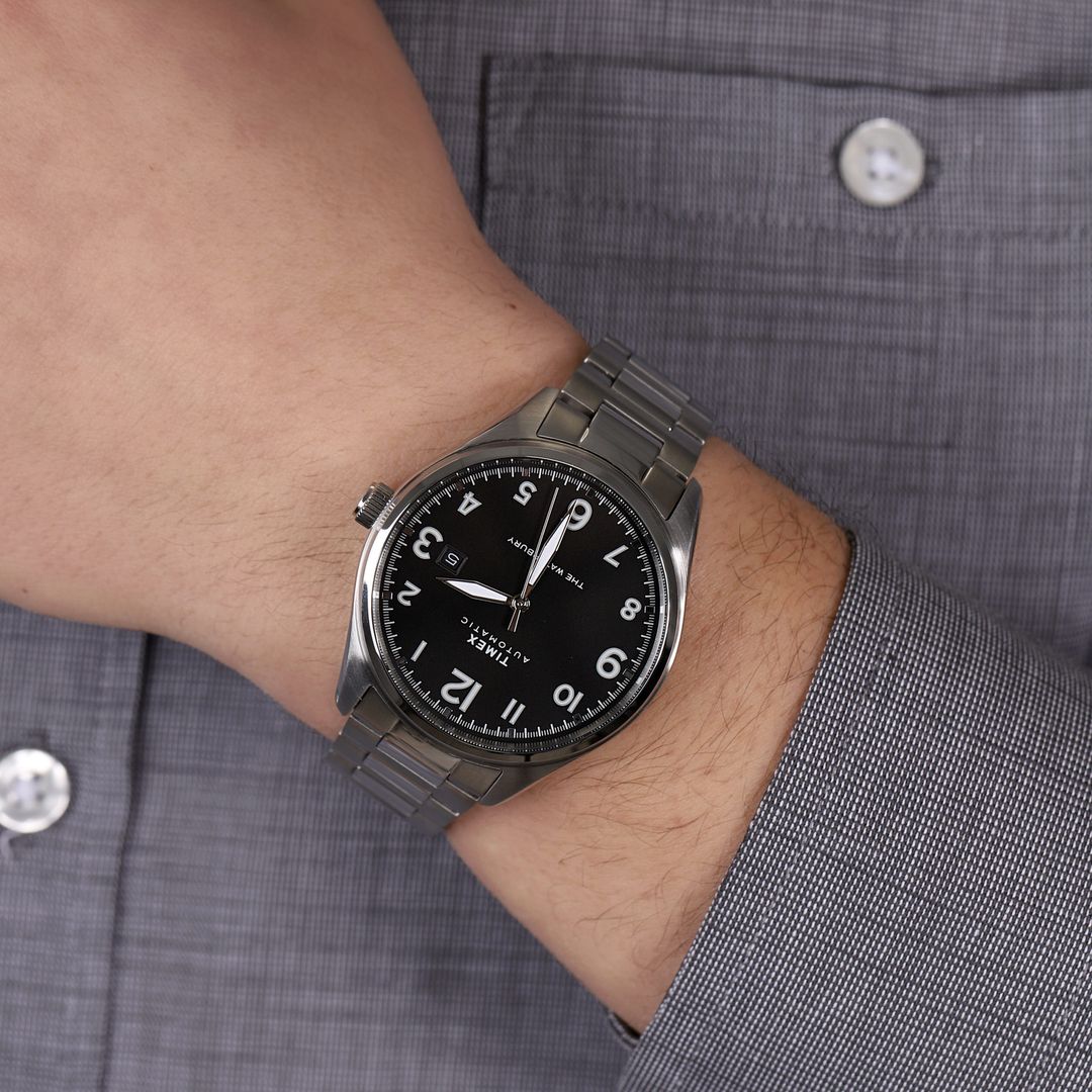 Zegarek Timex z datwonikiem na czarnej tarczy z wyraźnymi, dużymi cyframi w stalowej, okrągłej kopercie