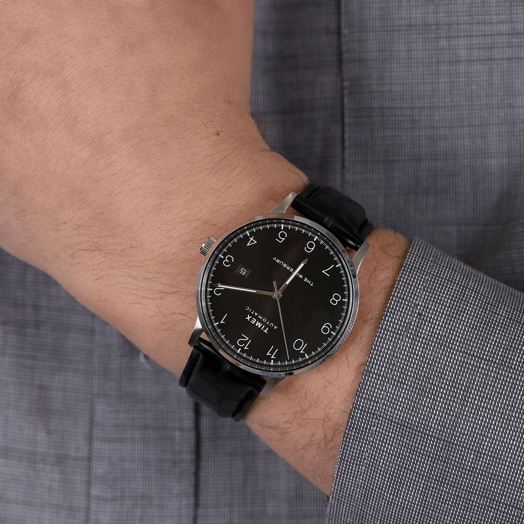 Zegarek Timex z czarną tarczą oraz białymi cyframi arabskimi w okrągłej kopercie na skórzanym pasku