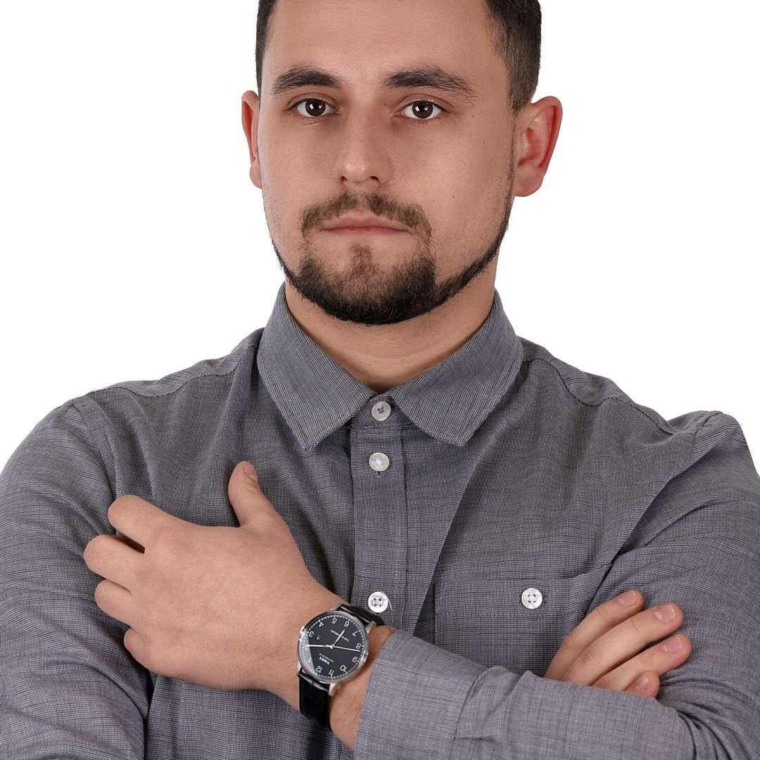Zegarek Timex z czarną tarczą w okrągłej kopercie na czarnym, skórzanym pasku