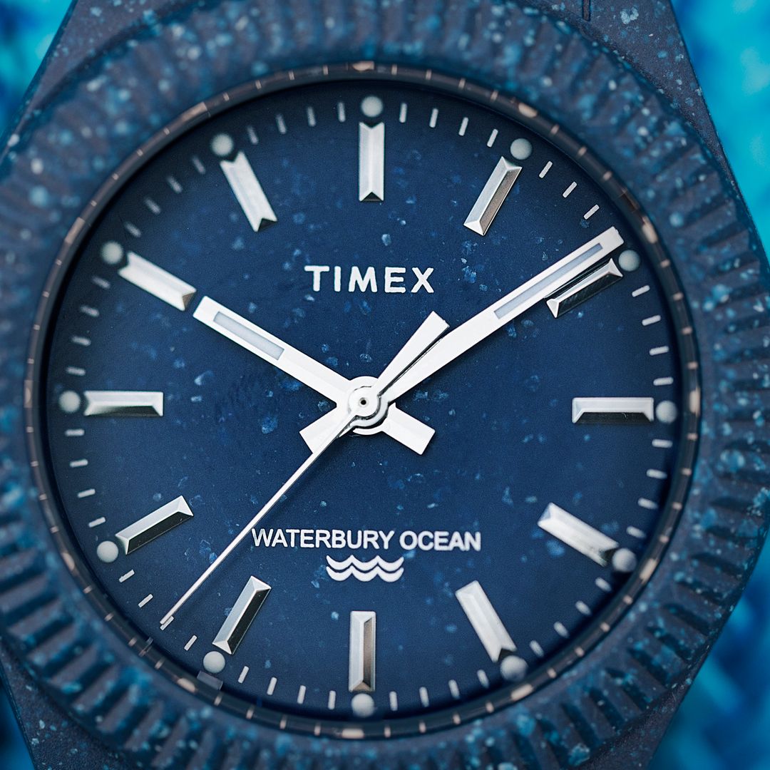 Zegarek męski Timex z granatową tarczą ze srebrnymi wskazówkami i indeksami oraz powłoką luminescencyjną