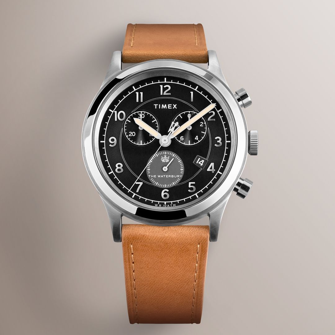 Zegarek Timex z czarną tarczą oraz trzema subtarczami chronografu, datownik, powłoka luminescencyjna na wskazówkach