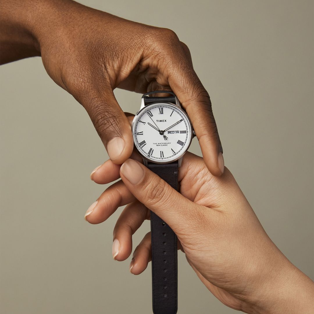 Zegarek Timex z białą kopertą w staloej, okrągłej kopercie na czarnym pasku