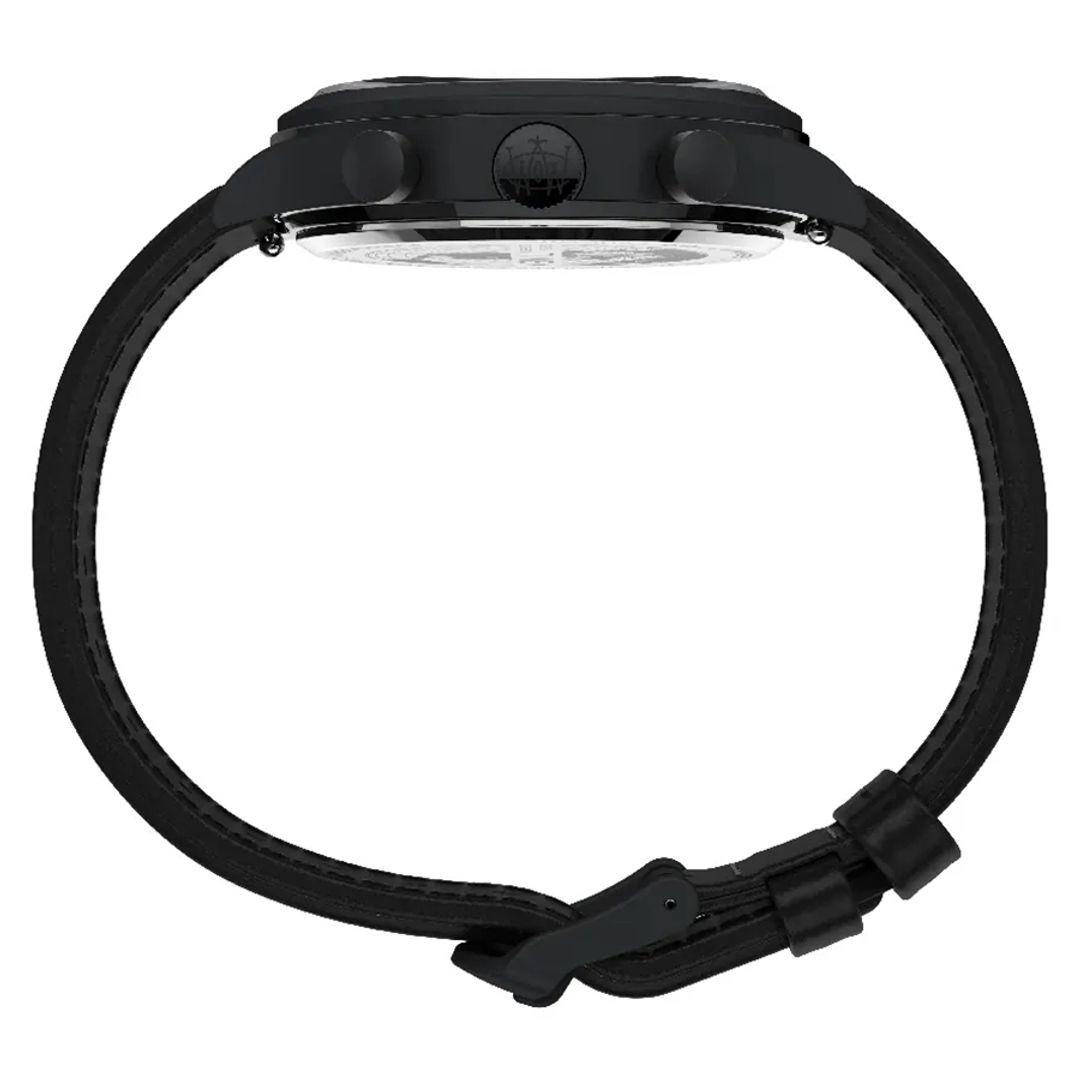 Zegarek Timex z czarną kopertą oraz czarnym paskiem zapinanym na sprzączkę