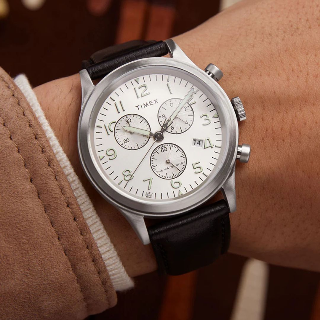 Zegarek Timex z subtarczami, powłoką luminescencyją oraz dużymi cyframi arabskimi na srebrnej tarczy