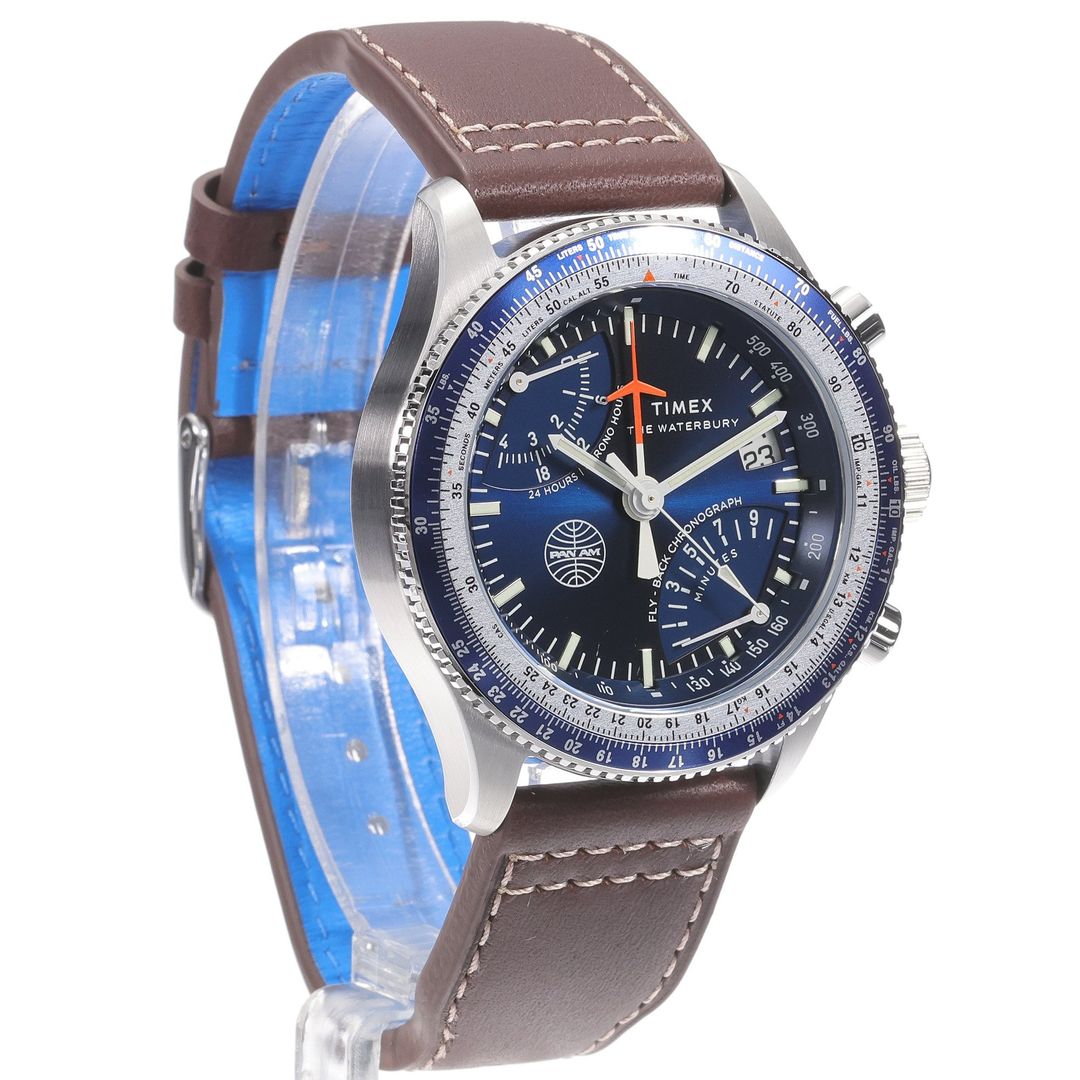 Zegarek Timex z granatową tarczą ze szlifem słonecznym, obrotowym pierścieniem na kopecie oraz brązowym paskiem