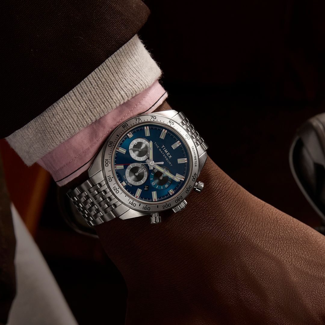 Zegarek Timex z niebieską tarczą oraz subtarczami w srebrnych i szarych odcieniach oraz masą luminescencyjną na indeksach i wskazókach