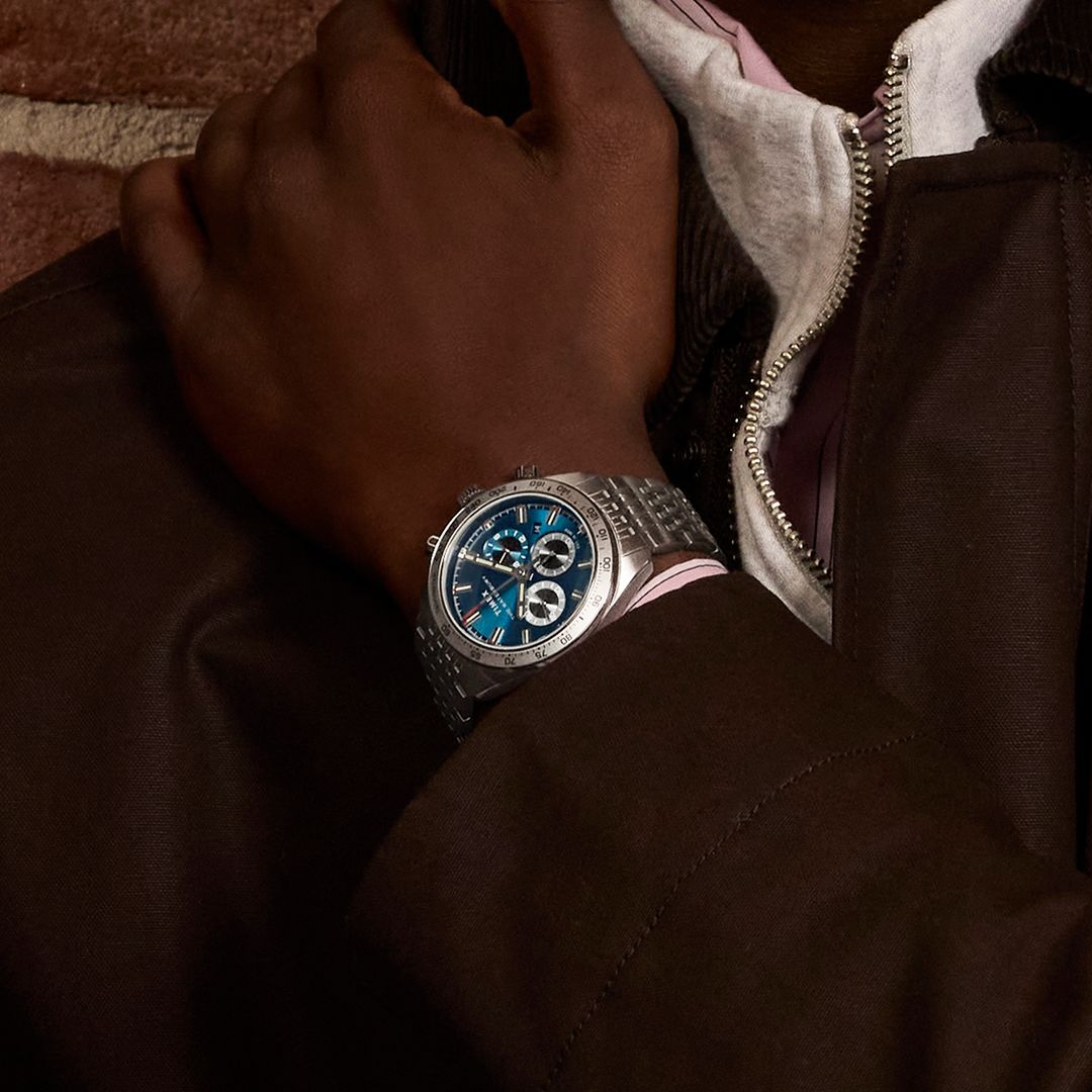Zegarek Timex z niebieską tarczą, kopertą oraz bransoletą w srebrnym odcieniu