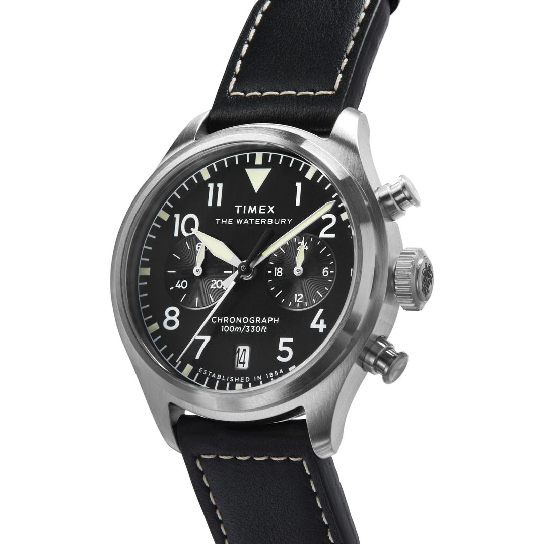 Zegarek Timex z czarną tarczą z cyframi arabskimi oraz subtarczami chronografu i datownikiem