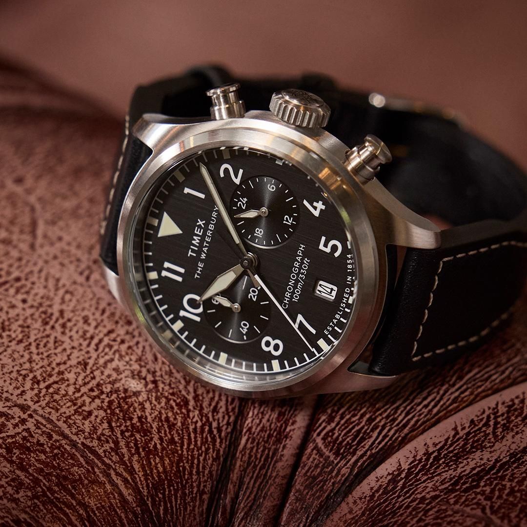 Zegarek Timex z czarną tarczą z subtarczami chronografu oraz datownikiem w okrągłej, stalowej kopercie