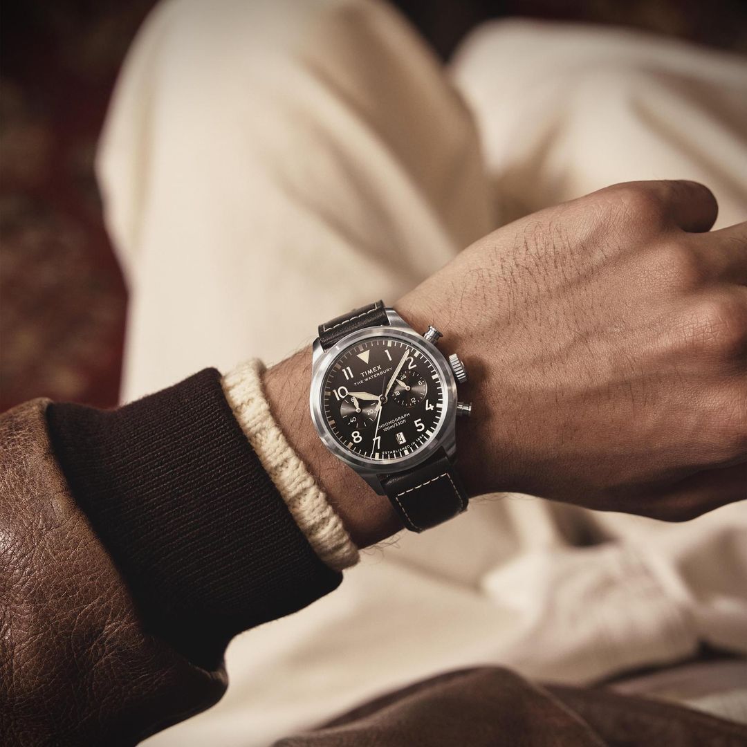 Zegarek Timex z czarną tarczą z subtarczami oraz datownikiem w okrągłej, stalowej kopercie w srebrnym kolorze