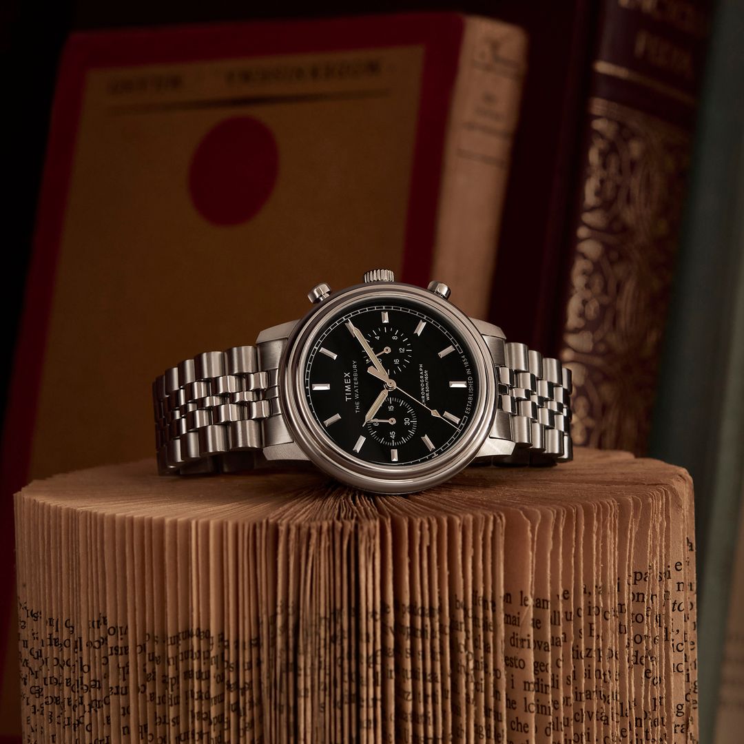 Zegarek Timex z czarną tarczą w okrągłej kopercie oraz z chronografem