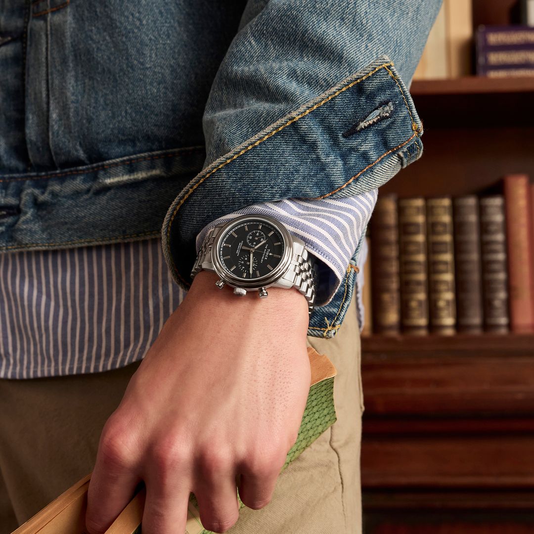 Zegarek Timex z chronografem w klasycznym stylu, z bransoletką na zapięcie motylkowe
