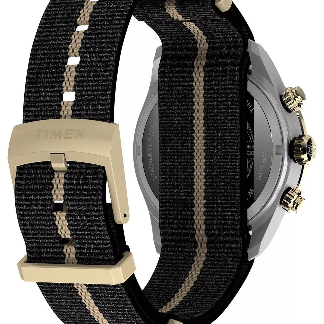 Zegarek Timex z paskiem z materiału w czarnym kolorze z beżowym pasem po środku oraz zapięciem na sprzączkę