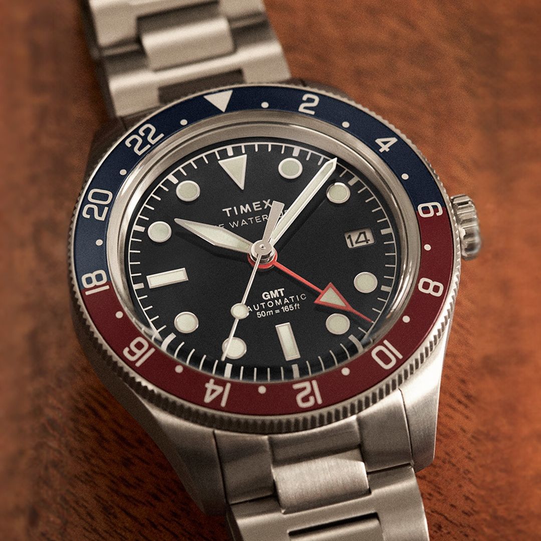 Zegarek Timex z czarną tarczą z datownikiem oraz indeksami i wskazówkami z powłoką luminescencyjną w stalowej kopercie
