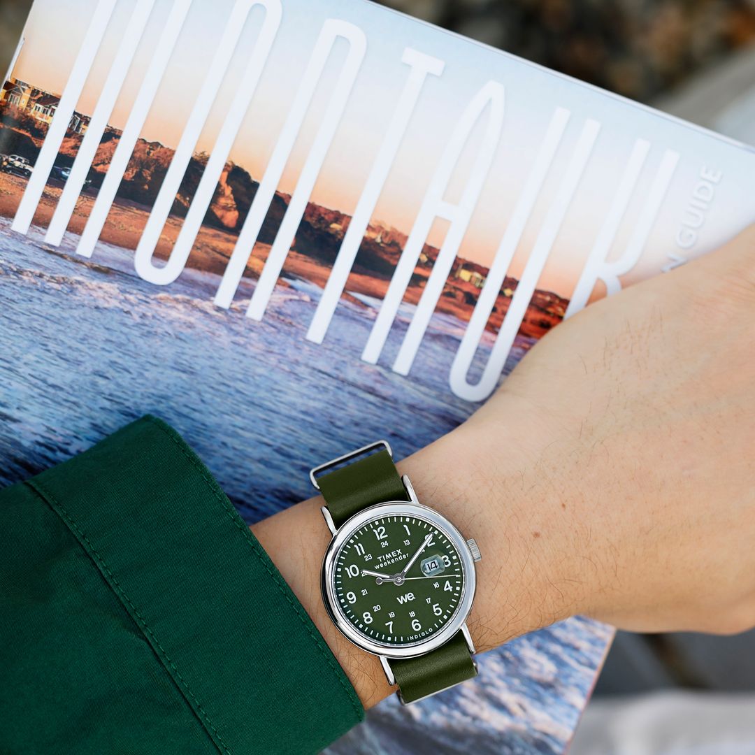 Zegarek marki Timex z zieloną tarczą z jasnymi cyframi arabskimi oraz wskazówkami z powłoką luminescencyjną