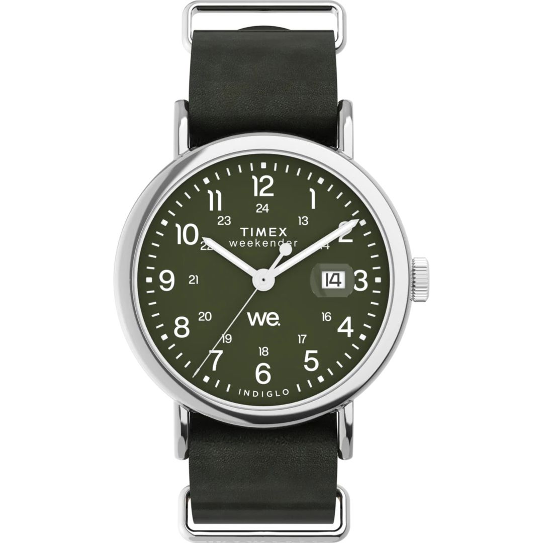 Zegarek marki Timex z wyraźnymi cyframi arabskimi oraz datownikiem z lupką i powłoką luminescencyjną na wskazówkach