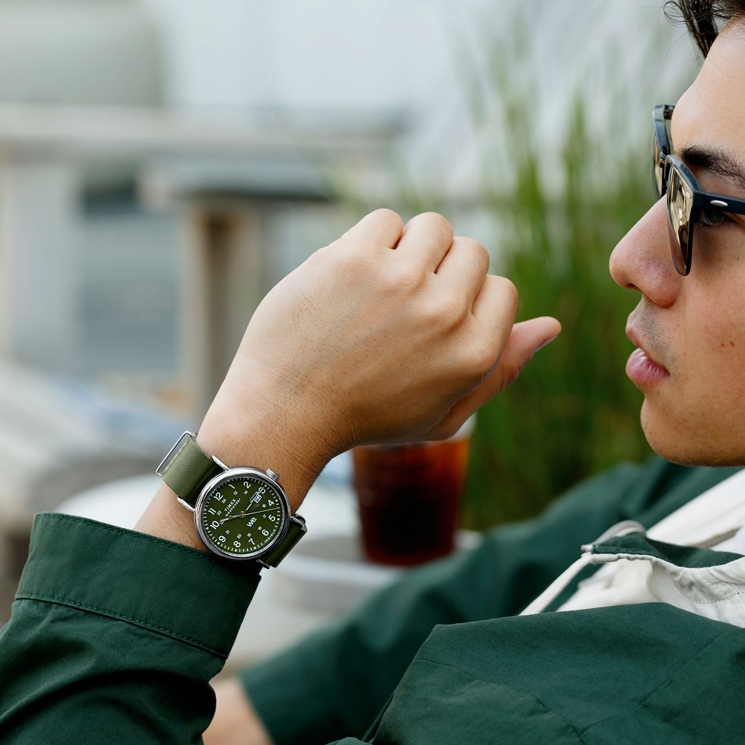 Zegarek męski Timex w odcieniu zieleni oraz z okrągłą kopertą w kolorze srebra