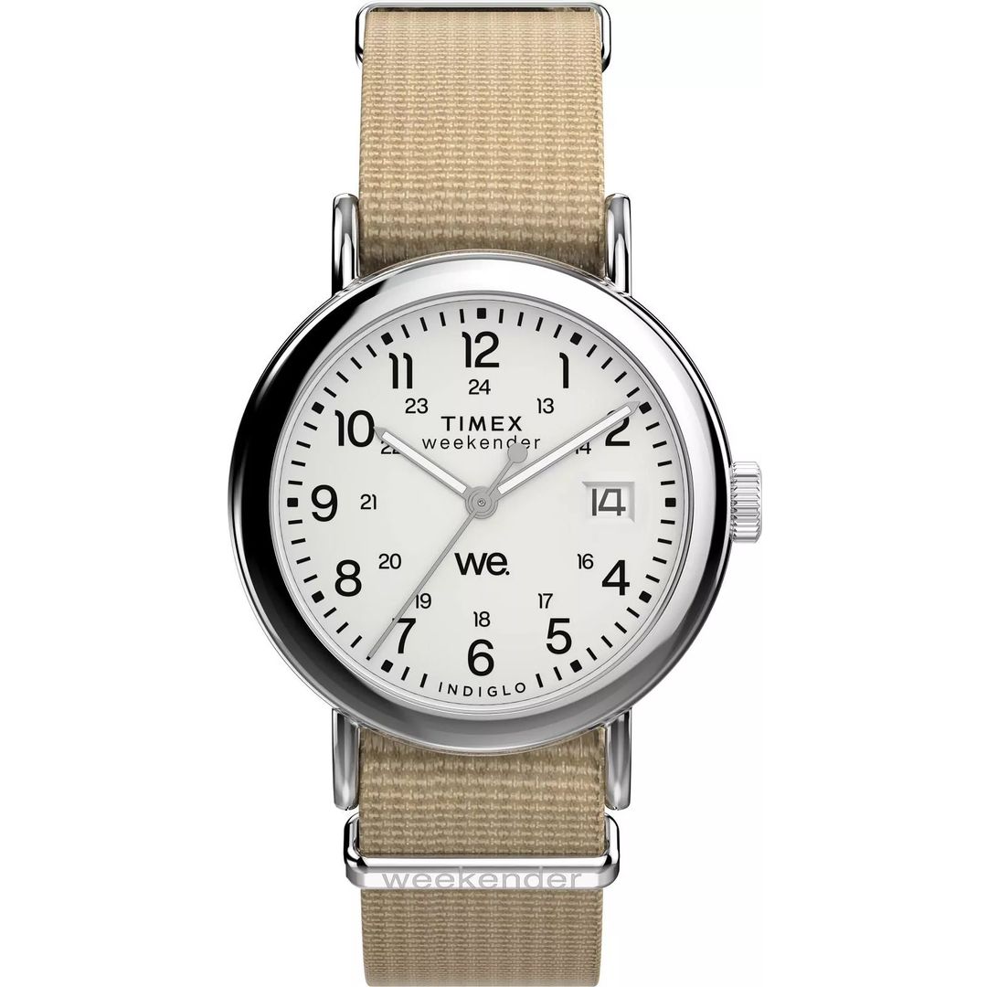 Biała tarcza zegarka Timex z cyframi arabskimi i datwonikiem