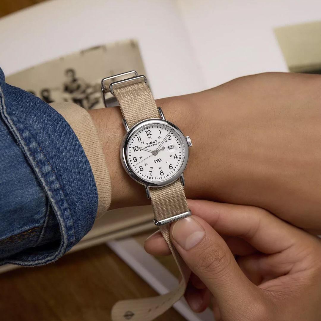 Zegarek Timex na materiałowym pasku z okrągłą kopertą i białą tarczą