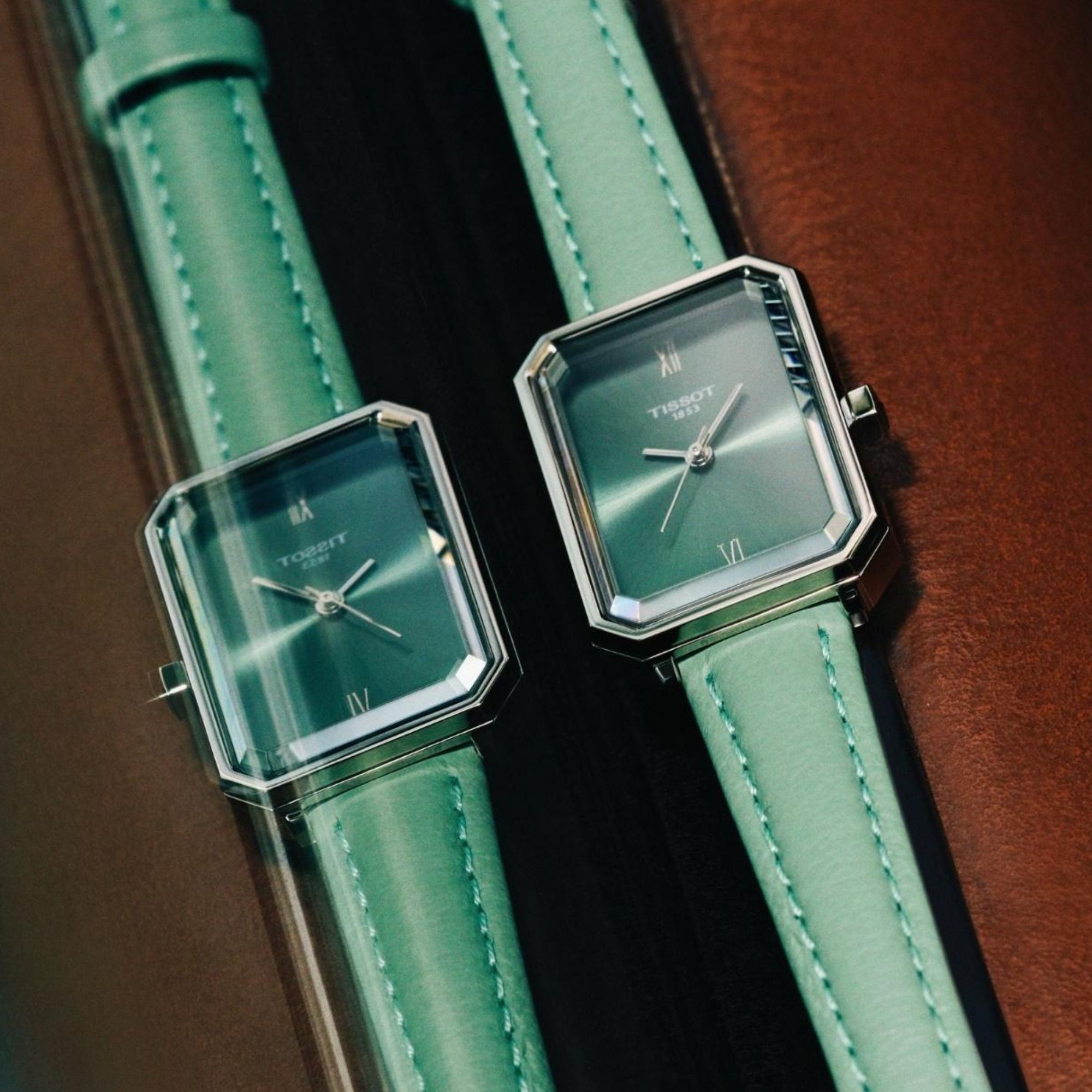 zegarek Tissot T16011011042300 srebrny SRV z zieloną tarczą w odbiciu 
