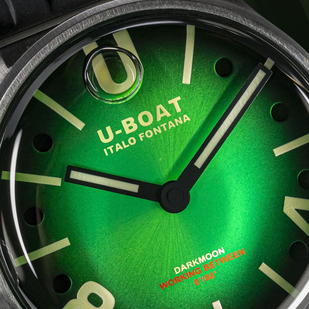 Męski zegarek U-Boat z zieloną tarczą z kremowymi indeksami i wskazówkami oraz oleistym wypełnieniem koperty