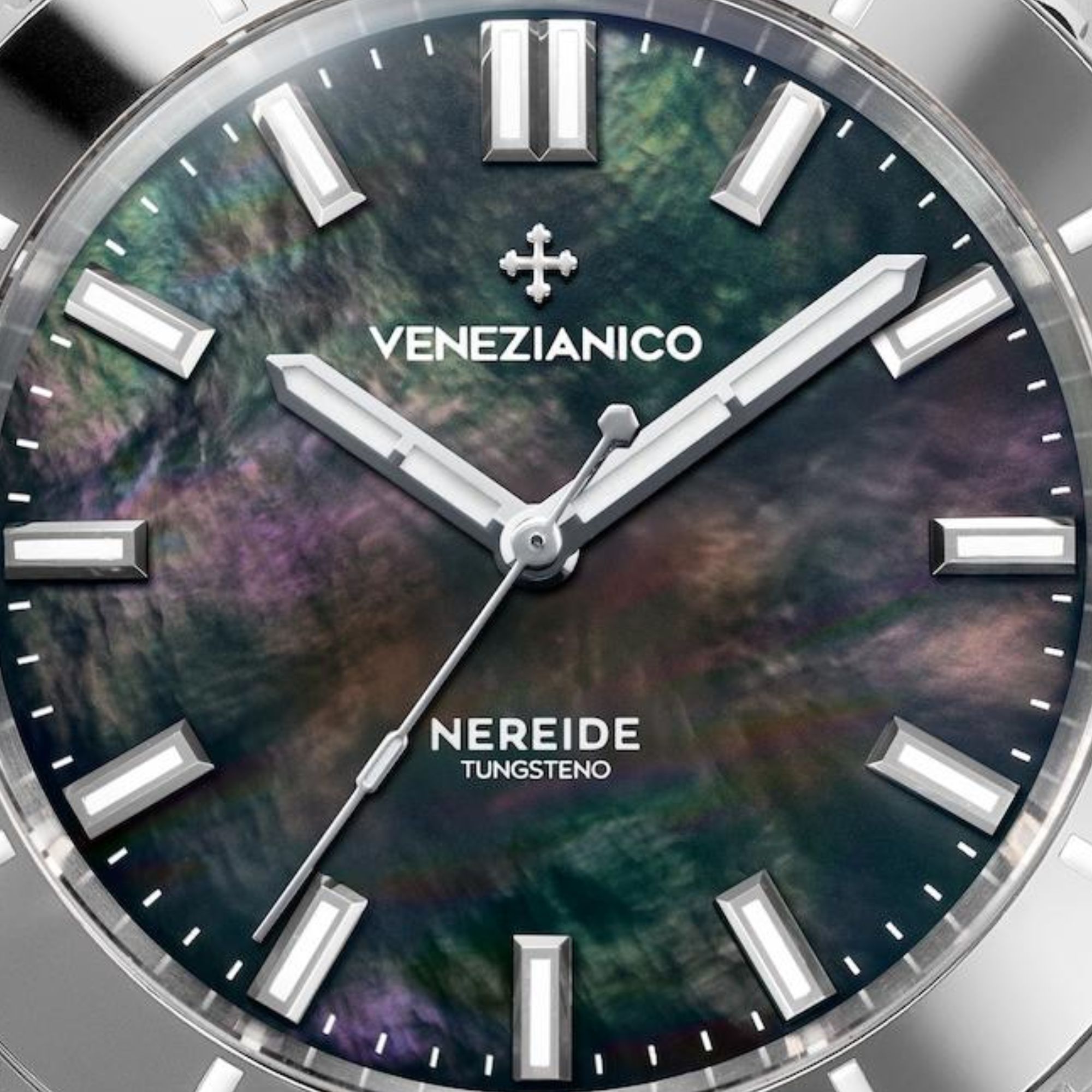 Zegarek Venezianico z tarczą z ciemną masą perłową oraz indeksami i wskazówkami z powłoką luminescencyjną