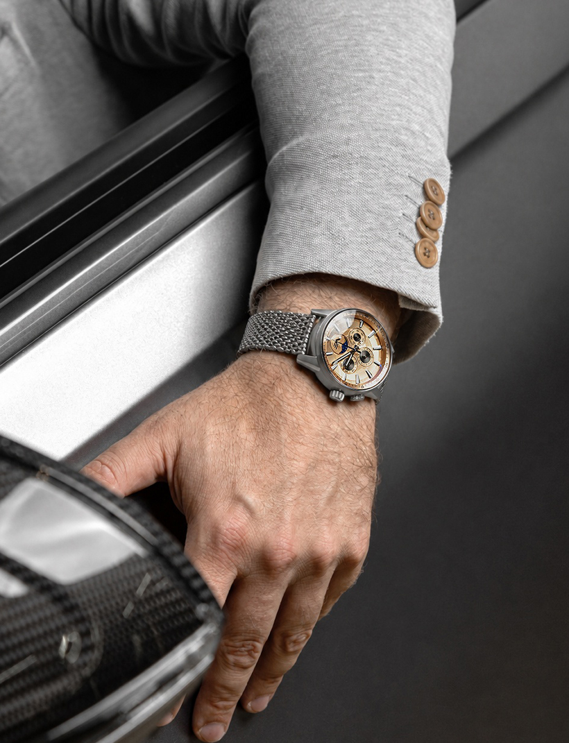 Vostok Europe Limousine 43mm Generation 2 Multifunction Moonphase 6P00-561A789B na ręce