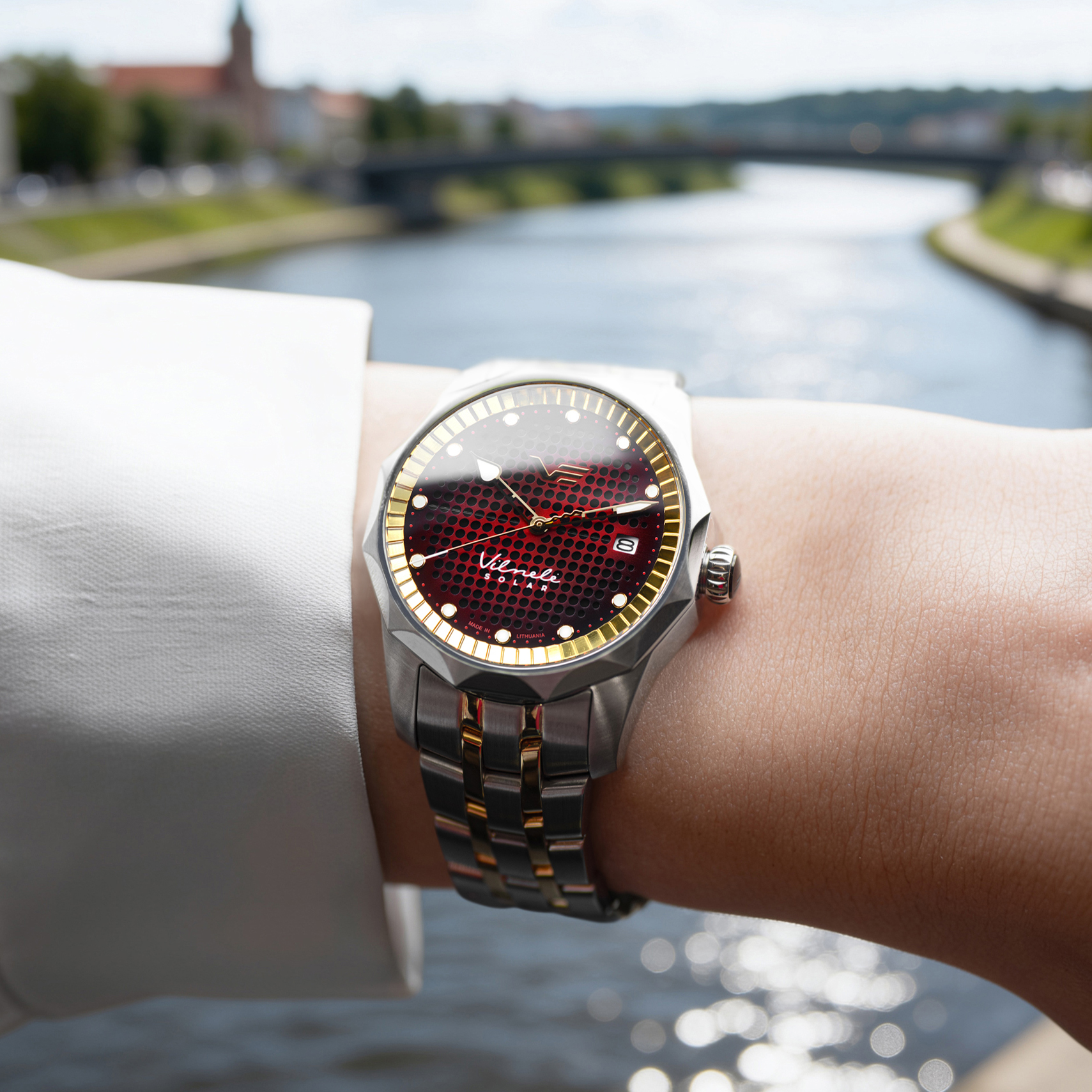 Vostok Europe VS42-125A792B na kobiecym nadgarstku