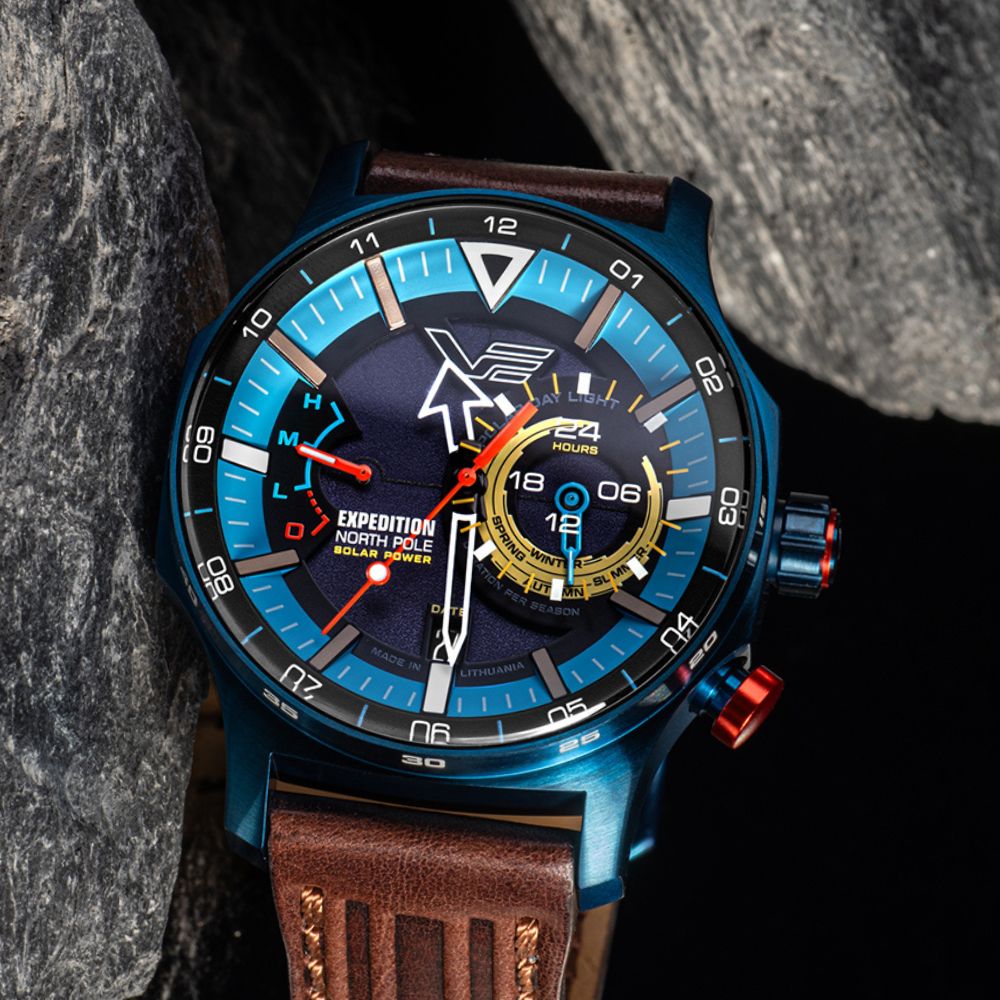Zegarek Vostok Europe Expedition North Pole Solar z niebieską kopertą i brązowym paskiem na skalnym podłożu