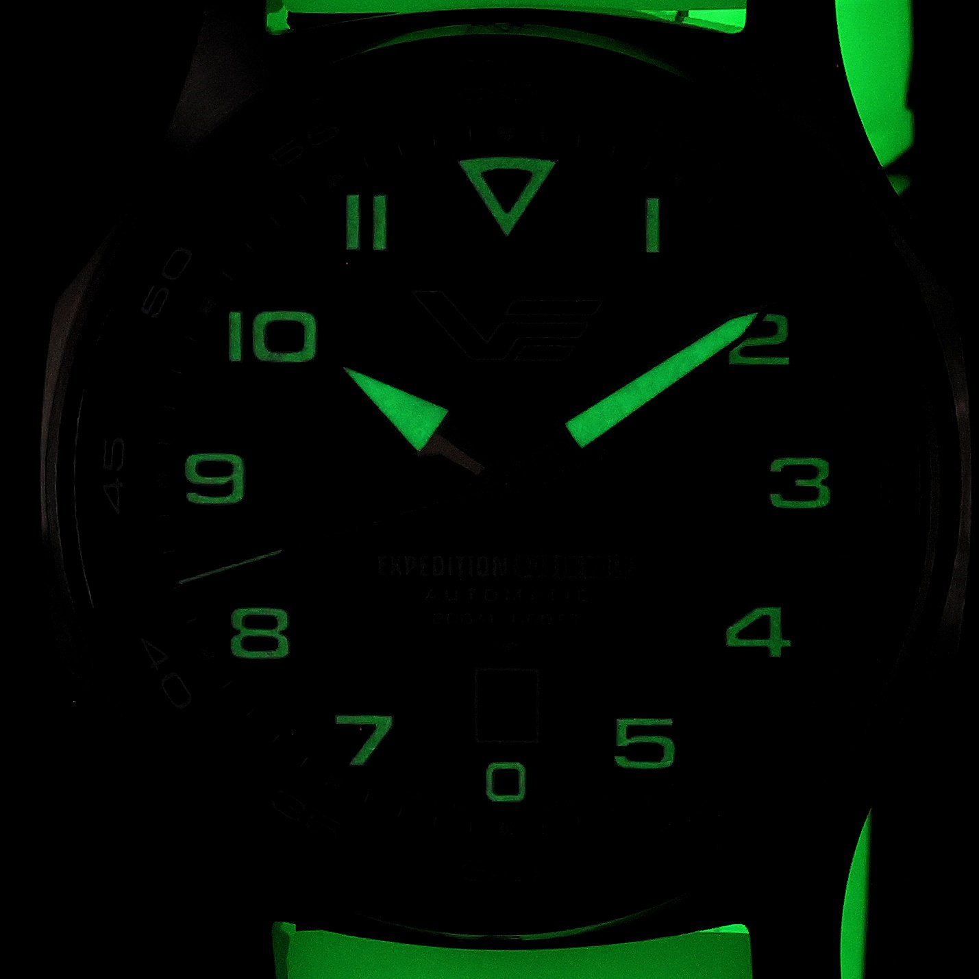 Podświetlane indeksy i wskazówki w zegarku Vostok Europe Expedition South Pole Automatic YN55-592A758SWL