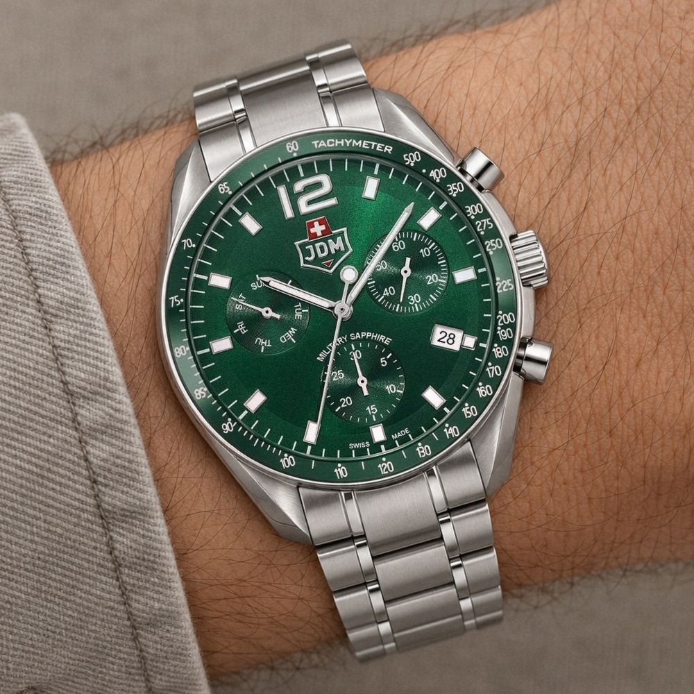 Zegarek JDM Military z zieloną tarczą na bransolecie na nadgarstku mężczyzny