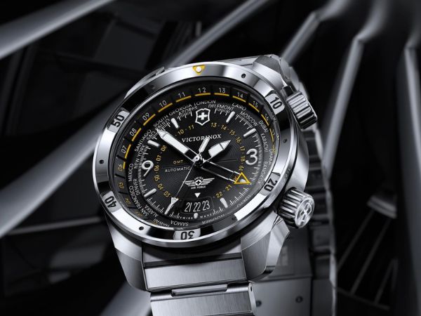 zegarek lotniczy Victorinox Air Pro z czarną tarczą, skalą stref czasowych i stalową bransoletą
