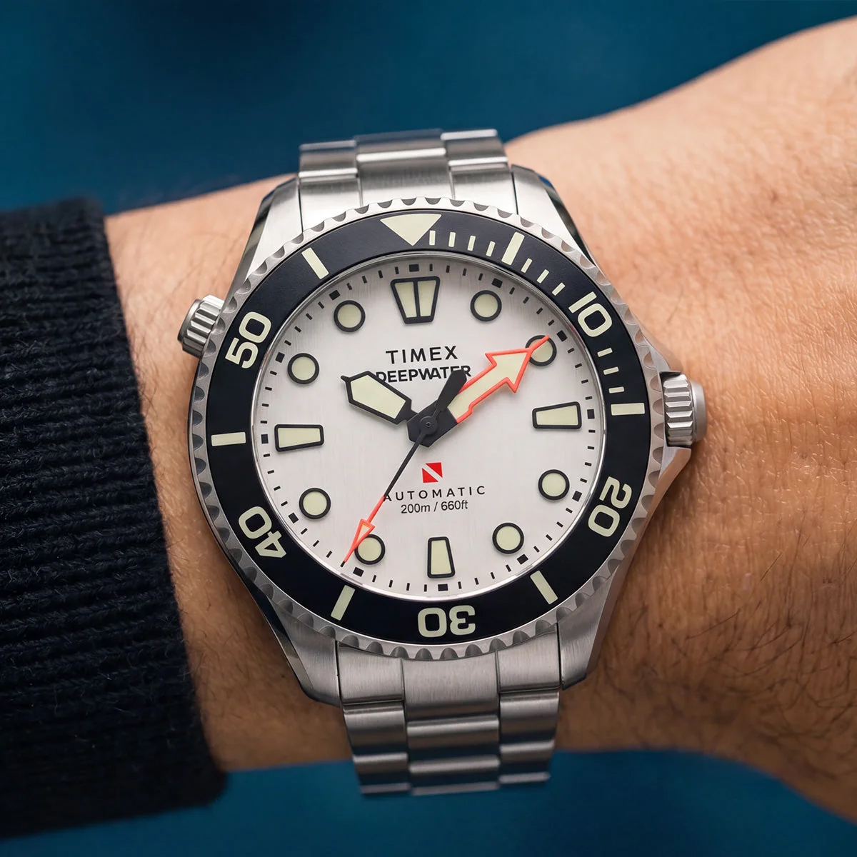 Zegarek Timex Deepwater Meridian 200 HEV Automatic na męskim nadgarstku