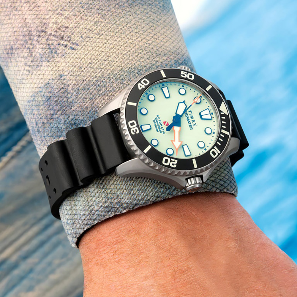 Zegarek Timex Deepwater Meridian 300 Titanium HEV Automatic TW2Y48300 na męskim nadgarstku